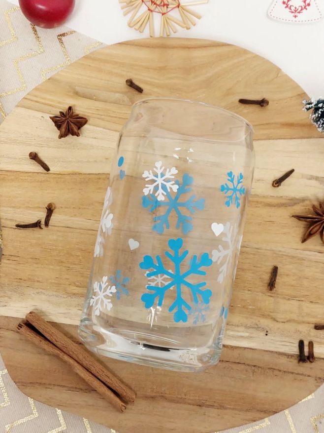 Trochu doufám, že vločkovou skleničkou přivolám sníh...taky vám tak chybí? ❄ #sklenicka #vinyl #diy